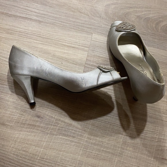 Easy Street Alive 5 Silver Shoes | Size 7 - Picture 4 of 9